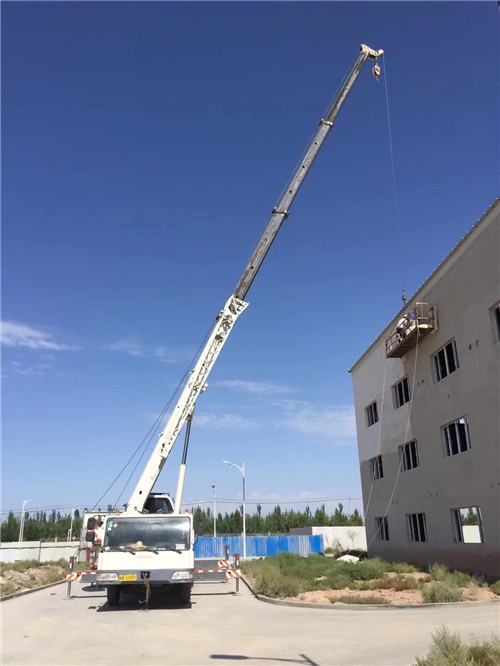 长葛市“轻装强干”—— 吊车的 “轻量化臂架” 技术